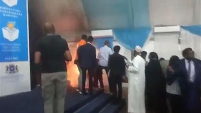 لحظة إجلاء الرئيس الصومالي من مطار مقديشو بعد اندلاع حريق (فيديو) 