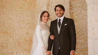 بإطلالة كاجوال.. شاهد الظهور الأول للأميرة إيمان وزوجها بعد زفافهما (فيديو) 