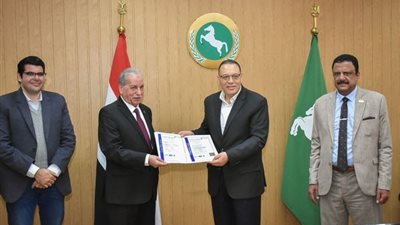 محافط الشرقية يتسلم شهادة الأيزو لمركز الزقازيق وحي أول وفاقوس 