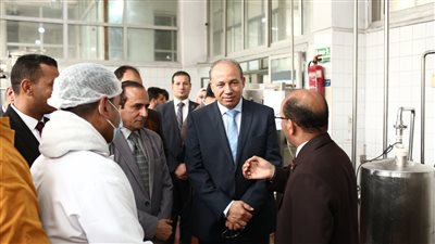 رئيس جامعة المنصورة يتفقد الوحدات الإنتاجية بكلية الزراعة