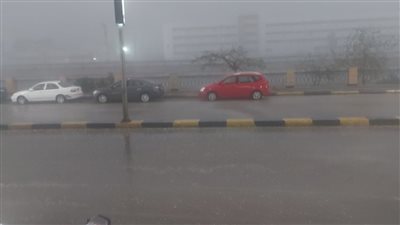 سحابة سوداء وأمطار ورعد وبرق ببنها (فيديو)