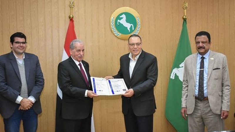 محافط الشرقية يتسلم