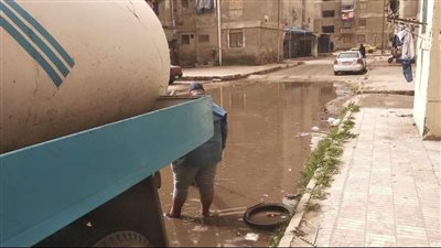 شفط تجمعات مياه الأمطار بعدد من مناطق بورسعيد (صور)