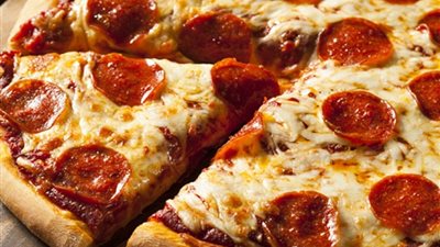 بيتزا بوصفة من شات جي بي تي في دبي