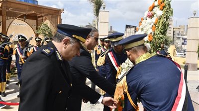 محافظ الفيوم يضع إكليلا من الزهور على النصب التذكاري بميدان قارون (صور)