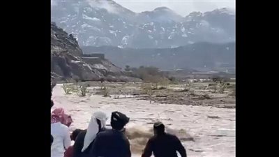 مشهد مؤثر لسعوديين يحاولون إنقاذ باكستاني من الموت (فيديو) 