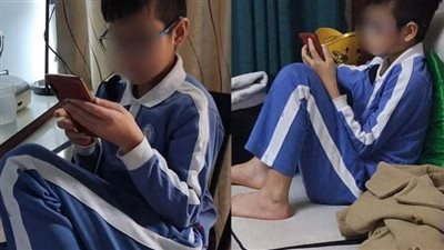 أب صيني يجبر طفله على اللعب بدلًا من النوم لمعاقبته بطريقة مختلفة 