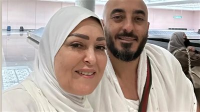 نهال عنبر تؤدي مناسك العمرة رفقة نجلها (فيديو وصور)