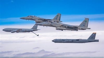 طائرات سعودية ترافق قاذفة قنابل أمريكية حلقت فوق أجواء المملكة (صور)