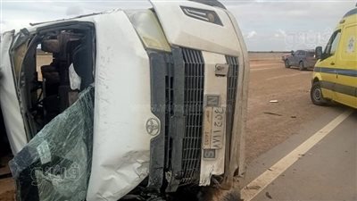 إصابة 8 في حادث تصادم ميكروباص بسيارة ربع نقل بطريق العلمين