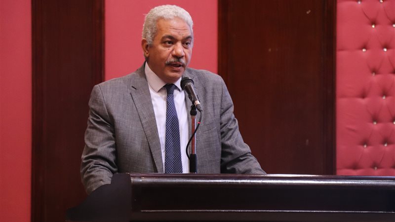  الدكتور محمود صديق،