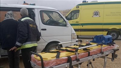 أول صور لحادث انقلاب ميكروباص بطريق الإسماعيلية الصحراوي