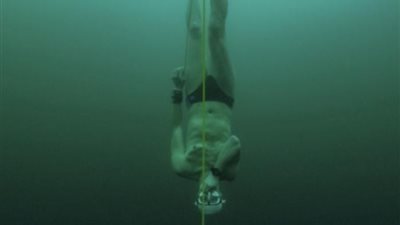 مغامرة خطيرة، يغوص عشرات الأمتار ببحيرة متجمدة بـ