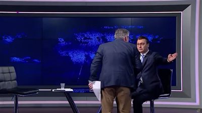 مذيع سوري يطرد محللا تركيا على الهواء، وأنقرة تعتقله بصحبة مدير القناة (فيديو)