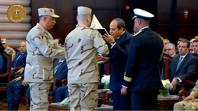 السيسي يقبل المصحف الشريف في افتتاح مجمع الأسمدة الأزوتية (فيديو)