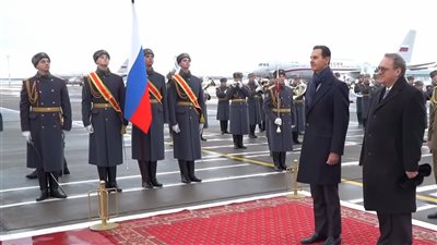 الأسد يضع إكليلا من الزهور على ضريح الجندي المجهول بالساحة الحمراء 