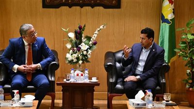 وزير الرياضة يلتقي محافظ الفيوم ضمن احتفالات المحافظة بالعيد القومي 