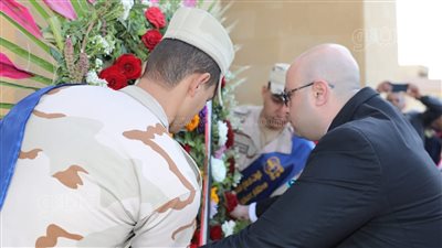 محافظ بني سويف يضع إكليلا من الزهور على النصب التذكاري للشهداء