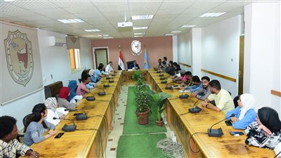 رئيس جامعة سوهاج يلتقي الطلاب الفائزين بتمويل برنامج مشروعي 