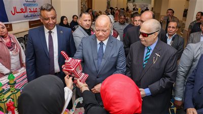 هدية الرئيس.. محافظ القاهرة يوزع 3 آلاف شنطة مواد غذائية على الأسر الأولى بالرعاية