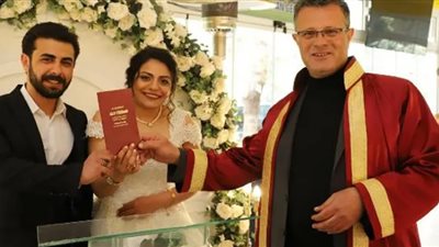 تركي يحتفل بزفافه وسط الأنقاض بحضور ضابط إنقاذ 