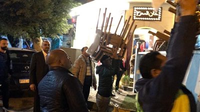 غلق وتشميع كافية خان المعز للتعدي علي الطريق بالدقي (صور)