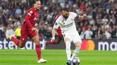 كريم بنزيما يسجل الهدف الأول لريال مدريد في مرمى ليفربول (صور)