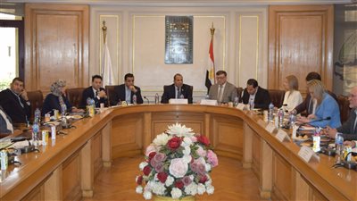وفد روسي يبحث الاستثمار في قطاعات الدواجن والتعدين بالسوق المصري
