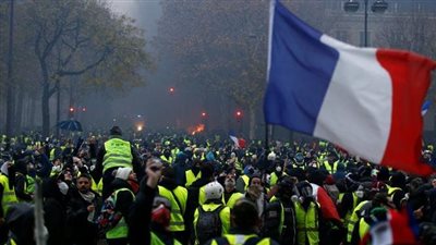 الحكومة الفرنسية تواجه أزمة سحب الثقة بسبب قانون التقاعد