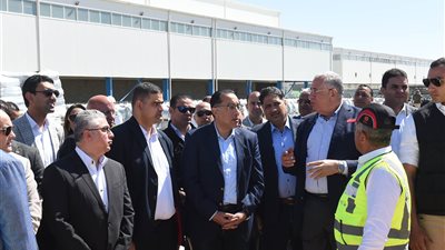 مدبولي يتفقد مصنع شركة السويدي خلال جولته بالمنطقة الاقتصادية لقناة السويس