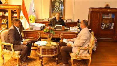 محافظ أسيوط يشدد على مواجهة مخالفات البناء والتواجد الميداني بالشوارع 