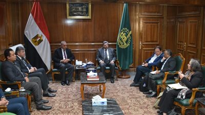 محافظ القليوبية يناقش مع أعضاء البنك الدولي مشروع إدارة تلوث الهواء