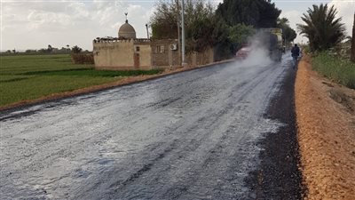 رصف شوارع مركز صدفا لتحسين حالة الطرق بأسيوط 