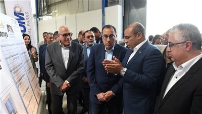 رئيس الوزراء يتفقد مصنع بنية لكابلات الألياف الضوئية