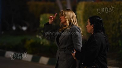 يسرا وعبير صبري وأشرف زكي في عزاء والد المخرج سامح عبد العزيز بمسجد الشرطة (فيديو وصور)