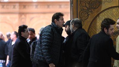 كريم محمود عبد العزيز وهاني رمزي يقدمان واجب العزاء في والد سامح عبد العزيز(صور) 