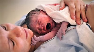 أسباب حدوث اضطرابات نفسية للأمهات بعد الولادة ونصائح من هيئة الدواء