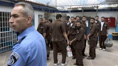 جيش الاحتلال يفرج عن 5 أسرى فلسطينيين عبر معبر كرم أبو سالم 