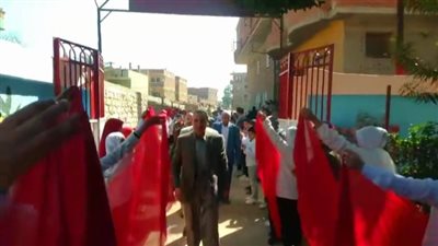 لحظة وفاء، ممر شرفي لمعلم بالغربية بعد خروجه على المعاش (فيديو وصور)