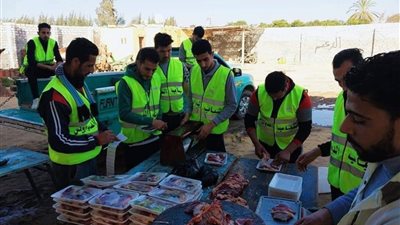 شباب قرية الدواويس بالإسماعيلية يشترون عجلا لتوزيعه على 175 أسرة (صور)