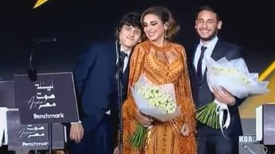 أبناء أنغام يفاجئونها بالورود على مسرح ليلة صوت مصر بالرياض (صور) 