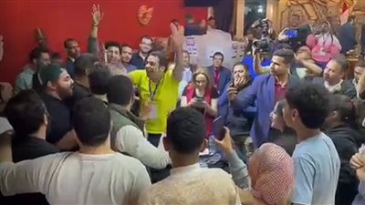 أنصار محمد يحيى يحتفلون بفوزه داخل اللجان، ومستشار: شكرا ليكم قضيتو علينا النهارده (فيديو) 