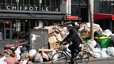 عاصمة الجمال أتلفها قانون ماكرون، باريس تغرق في القمامة واقتراح بدعوة الجيش (صور)