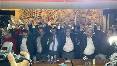 ضياء رشوان يلتقط الصور التذكارية مع أعضاء مجلس نقابة الصحفيين الجدد