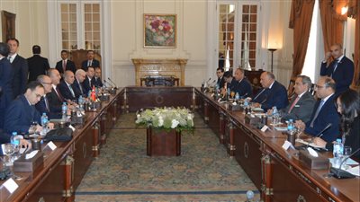 بدء جلسة مباحثات موسعة بين الوفدين المصري والتركي (صور)