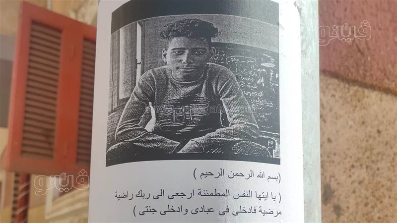 صور الشاب على أعمدة