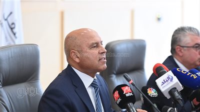 لحظة توقيع وزارة النقل عقود مشروعات مشتركة مع موانئ دبي (فيديو وصور) 