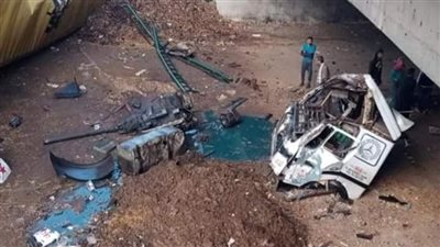 انقلاب سيارة نقل ثقيل من أعلى كوبري دفرة - كفر الزيات بالغربية 