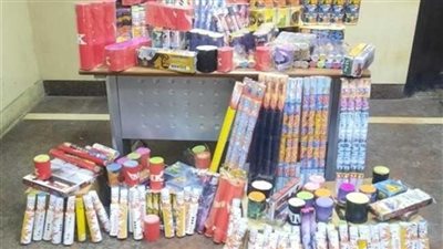 ضبط 800 ألف قطعة ألعاب نارية و10 أجولة بارود في الفيوم