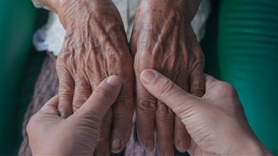 عقوبة استعمال بطاقة المسن حال العلم بتزويرها وفقا للقانون 